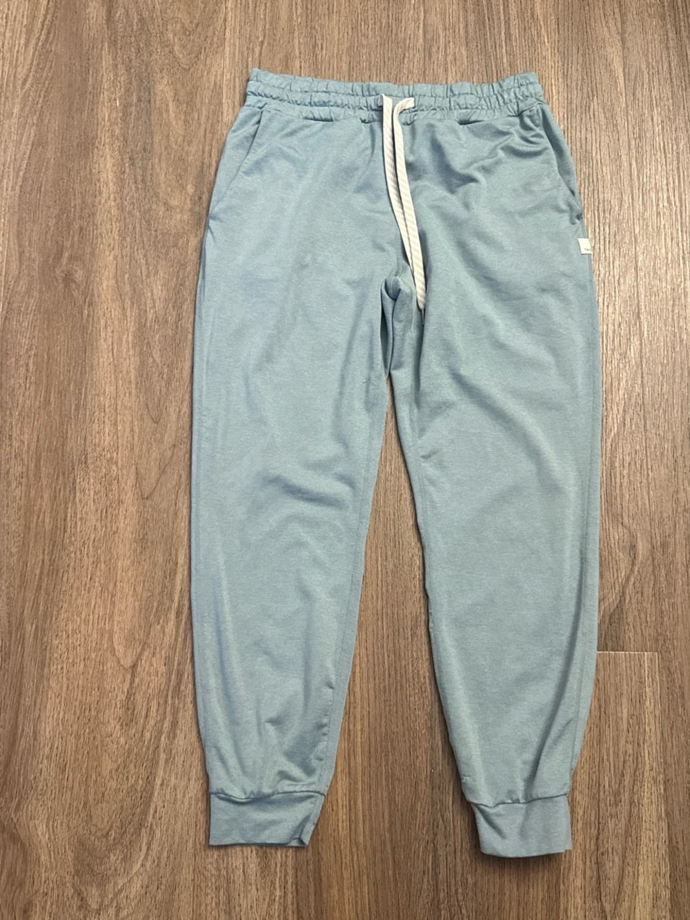 VUORI  women's Light blue joggers with drawstring waist and tapered fit. Small.